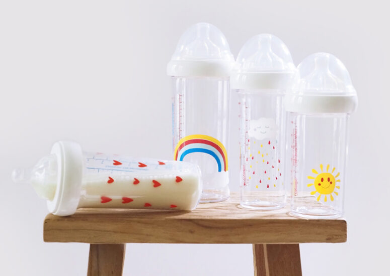À quel âge bébé tient-il son biberon seul ?